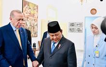 VIDEO: Dikenalkan Prabowo, Menhan Sjafrie & Mayor TNI Teddy Beri Hormat ke Presiden Erdogan