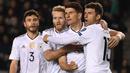 Para pemain Jerman melakukan selebrasi usai memastikan kemenangan atas Azerbaijan. Gol Jerman dicetak oleh Andre Schurrle (2 gol), Thomas Muller dan Mario Gomez masing-masing satu gol dan gol Azerbaijan oleh Dimitrij Nazarov. (AFP/Kirill Kudryavtsev)
