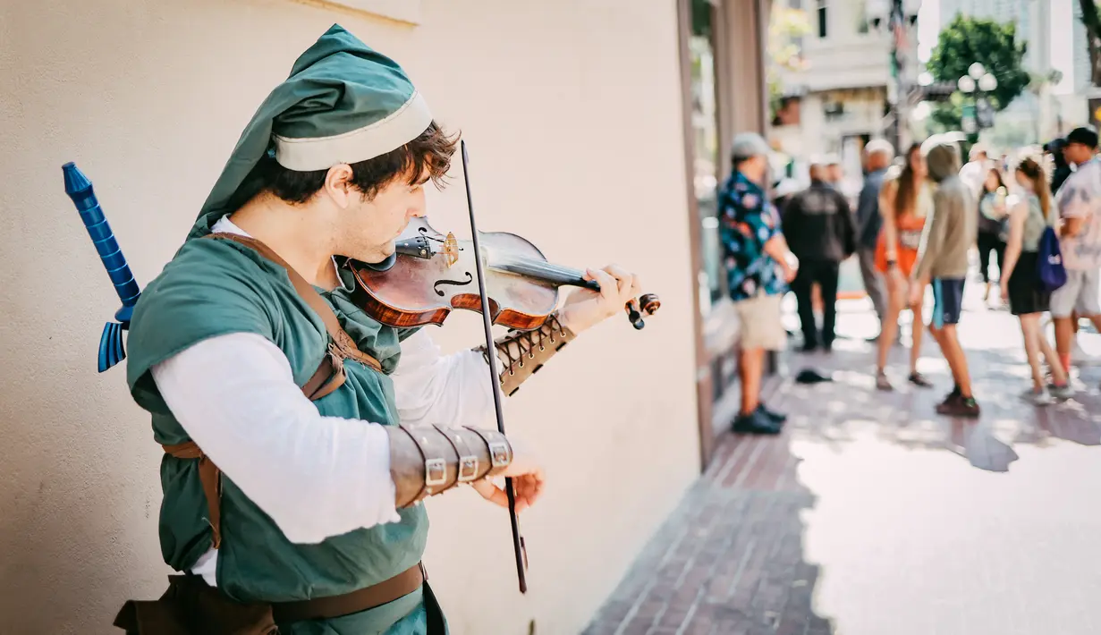 Cosplayer berpakaian seperti Link menghadiri San Diego Comic Con International 2022 di San Diego, California (22/7/2022). Comic Con menjadi acara yang paling ditunggu pecinta komik maupun film. (AFP Photo/Matt Winkelmeyer)
