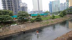 Suasana Kali Cideng, Jakarta, Minggu (23/7). Kurangnya kesadaran warga akan kebersihan membuat kali di Ibu Kota banyak dipenuhi sampah, terutama limbah rumah tangga. (Liputan6.com/Immanuel Antonius)
