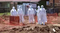 Dokter berjalan di dalam bagian isolasi Ebola Rumah Sakit Rujukan Regional Mubende, di Mubende, Uganda pada 29 September 2022. Vaksin Ebola eksperimental akan dikerahkan di Uganda saat negara tersebut melakukan tindakan pencegahan yang keras termasuk penguncian di daerah yang terkena Ebola. (AP Photo/Hajarah Nalwadda, File)