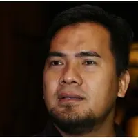 Kegiatan Saipul Jamil dalam tahanan tertangkap kamera wartawan. Apa kegiatan Bang Ipul selama mendekam dalam tahanan Polsek Kelapa Gading?