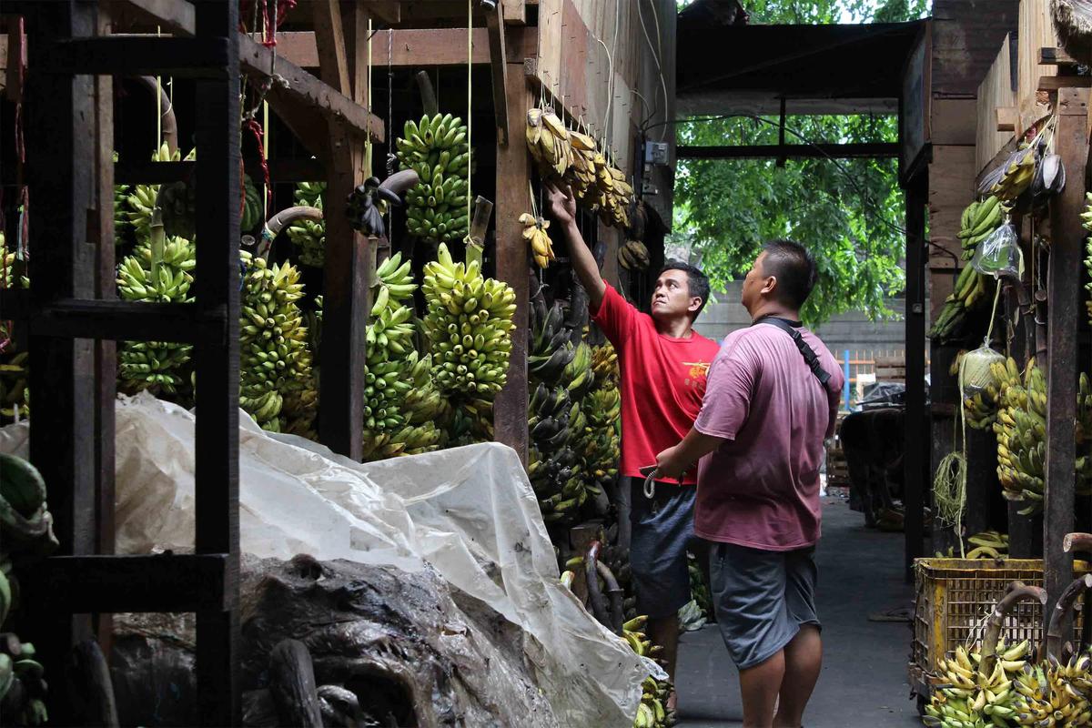FOTO: Aktivitas Pedagang Buah Kramat Jati Kembali Berjalan Usai Kebakaran