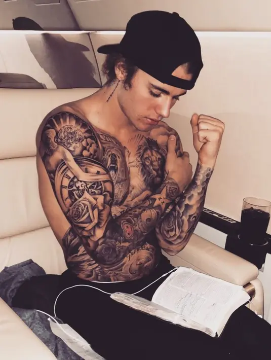 "Aku benar-benar mencintai seni dan membuat tubuhku sebagai kanvasnya. Hal itu sangat menyenangkan," tulisnya dalam akun Instagram pribadi. (instagram/justinbieber)