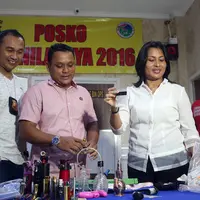 Setelah penangkapan di Lombok pada Minggu tengah malam, polisi terus melakukan pengembangan ke rumah Aa Gatot Brajamusti. Rumah Ketua Umum PARFI baru dipilih beberapa jam itu ditemukan beberapa alat bukti. (Deki Prayoga/Bintang.com)
