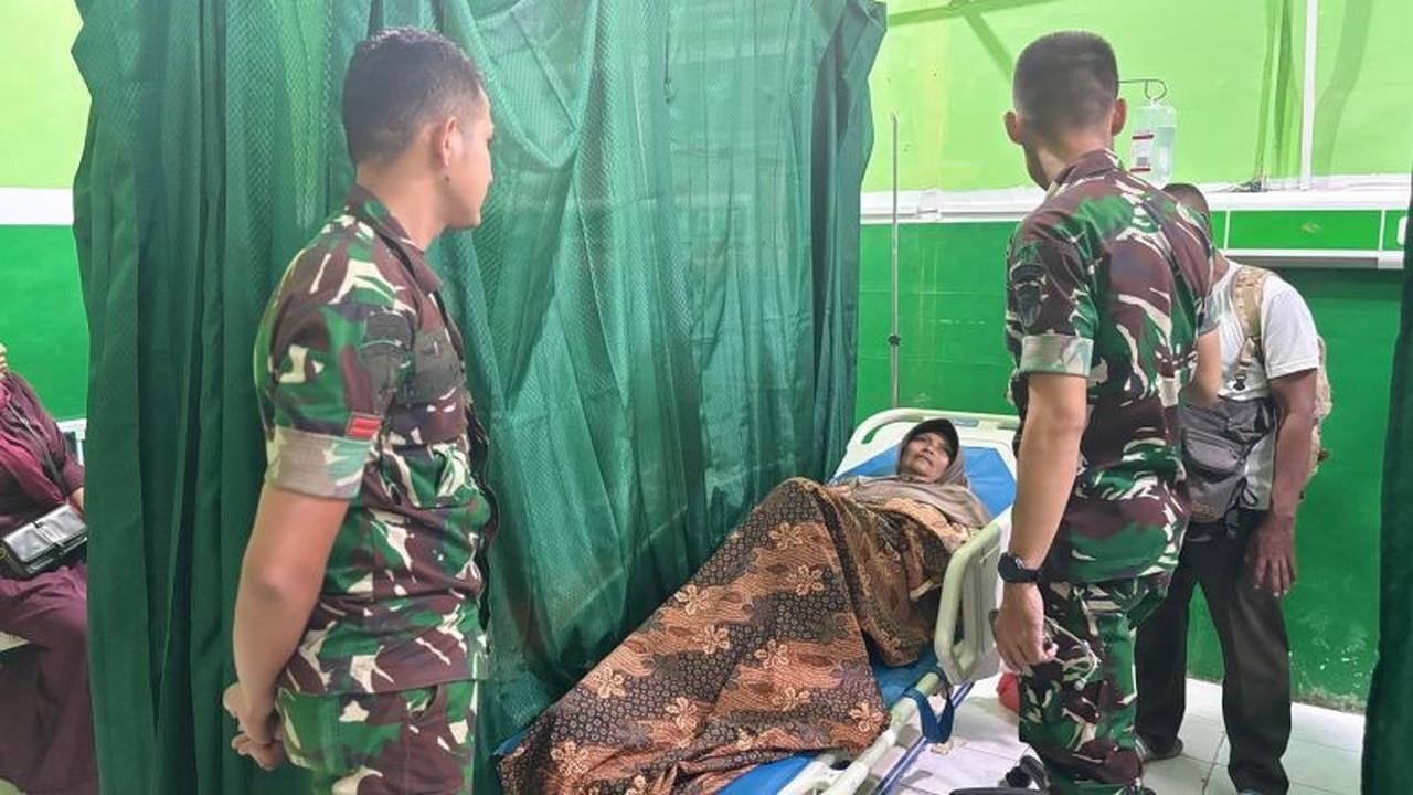Bukan Hanya Perang, Prajurit TNI Evakuasi Lansia Stroke di Aceh, Bukti Bakti Sosial Tanpa Batas