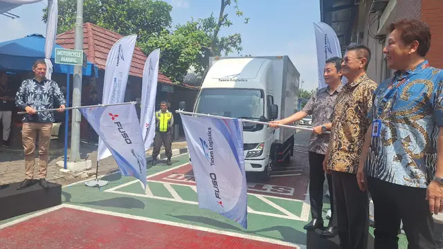 Truk Listrik Pertama Mitsubishi Fuso eCanter Resmi Beroperasi di Indonesia (Arief A/Liputan6.com)
