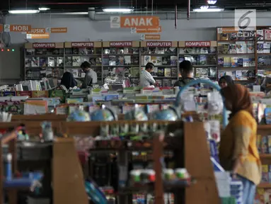Pengunjung memilih buku di pasar buku Jakbook di Pasar Kenari, Jakarta Pusat, Selasa (30/4/2019). Pasar buku itu merupakan pasar buku pertama di Jakarta yang didirikan untuk menyediakan buku-buku berharga yang murah alias terjangkau dan dikelola PD Pasar Jaya. (merdeka.com/Iqbal S. Nugroho)
