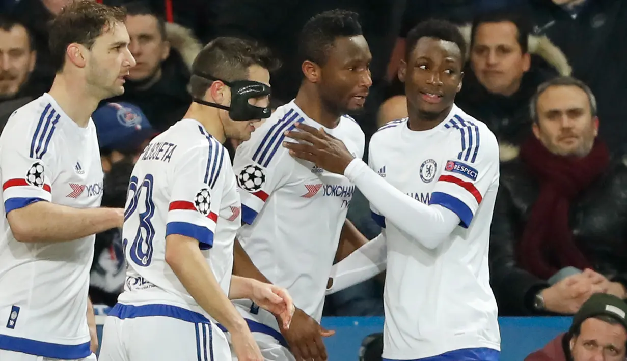 Gelandang Chelsea, Obi Mikel (kedua kiri) melakukan selebrasi usai mencetak gol kegawang PSG pada leg pertama Babak 16 besar Liga Champions di Parc des Princes, Paris, Rabu (17/2). PSG menang atas Chelsea dengan skor 2-1. (Reuters/Benoit Tessier)