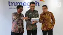 Direktur Utama PT Trimegah Sekuritas Indonesia Tbk Stephanus Turangan (tengah), Direktur David Agus dan Direktur Syafriandi Armand Saleh berfoto bersama usai acara RUPST Trimegah Sekuritas di Jakarta, Rabu (26/8/2020). (Liputan6.com/Fery Pradolo)