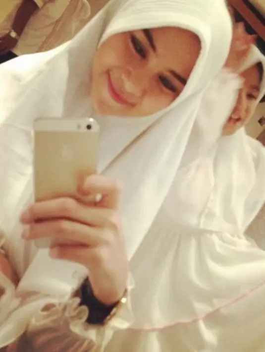Perempuan yang suka naik gunung ini memang memesona saat berhijab. Apalagi hijab yang dikenakannya hijab putih yang kian menunjukkan sisi kalem dari Dinda. Tak ayal, foto ini pun banjir like dan komentar dari netizen. (Liputan6.com/IG/adindathomas)