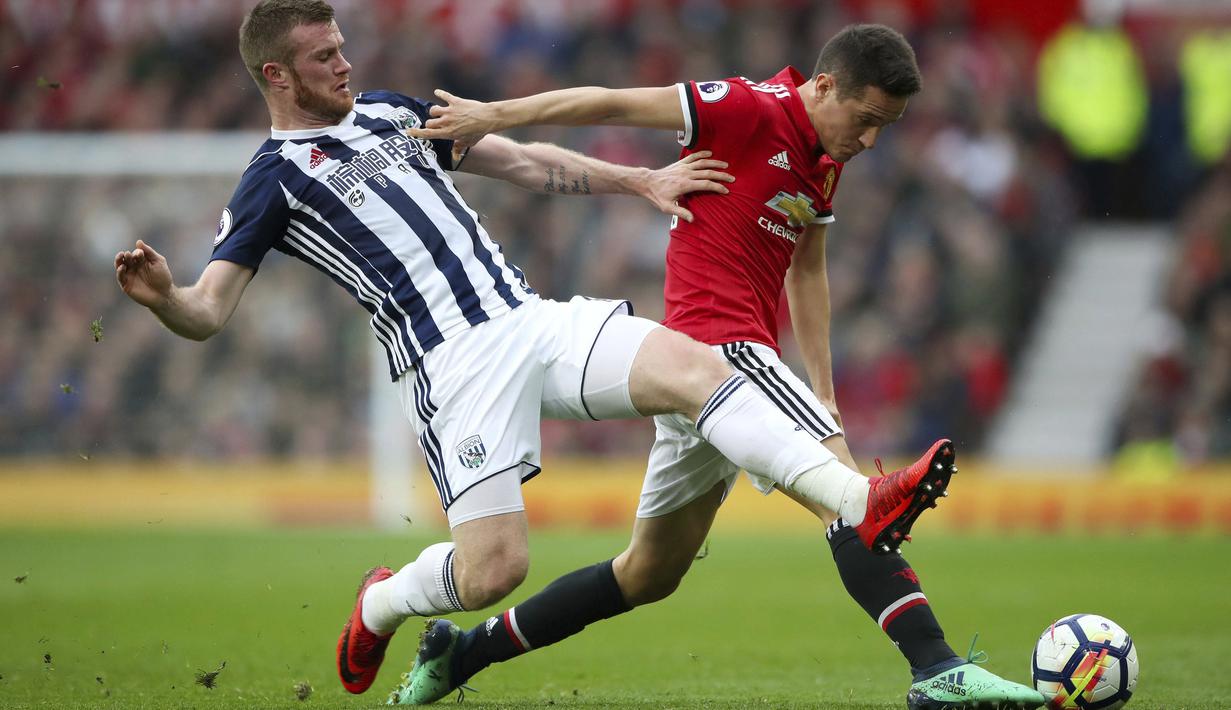 Aksi pemain West Bromwich, Chris Brunt (kiri) menutup ruang gerak pemain Manchester United, Ander Herrera pada lanjutan Premier League di Old Trafford, Manchester,(15/4/2018). Manchester United kalah 0-1. (Nick Potts/PA via AP)