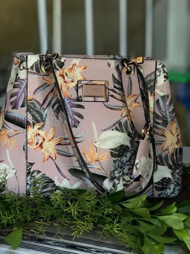 GUESS Spring/Summer 2019 handbag and jewelry collection