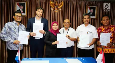 Kepala Departemen Ekonomi Kedubes Belanda, dan Deputi Bidang Koordinasi Kedaulatan Maritim foto bersama usai MoU Riset Implementasi River Clean Up di DKI Jakarta, Kamis (26/4). (Liputan6.com/Pool/Dadang)