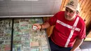 Koleksi uang kertas dan koin dari seluruh dunia milik pria asal Serbia, Zoran Milosevic di desa Pavlovci, Belgrade, 10 September 2018. Milosevi yang tak pernah ke luar negeri mendapatkan semua koleksinya tersebut dari teman-temannya. (AFP/ANDREJ ISAKOVIC)