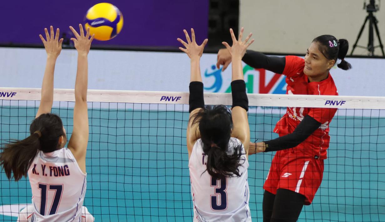 Pemain Timnas Voli putri Indonesia, Junaida Santi (tengah) melepaskan spike yang berusaha diblok dua pemain Hong Kong, Fung Tsz Yan (kanan) dan Fong Ka Yi pada laga Grup B AVC Challenge Cup 2024 di Rizal Memorial Coliseum, Manila, Filipina, Kamis (23/5/2024) pagi. Indonesia kalah 0-3 (22-25, 24-26, 19-25). (Asian Volleyball Confederation)
