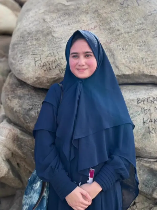 Potret Tisaa Biani saat umrah, cantik dan didoakan istiqomah berhijab