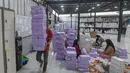 Pekerja melakukan packing produk tas dan sepatu sandal yang akan dikirim ke pelanggan melalui marketplace di bengkel kerja Patris di kawasan Katulampa, Bogor, Senin, 24 Agustus 2026. (KLY/ Arie Basuki)