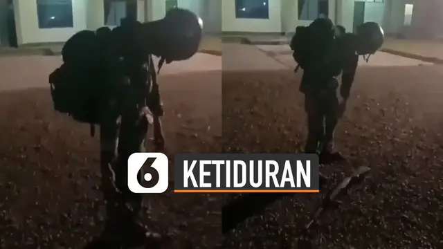 Momen anggota TNI ketiduran saat apel malam sambil berdiri memperlihatkan bagaimana perjuangannnya untuk bisa melawan rasa kantuk dan lelah.