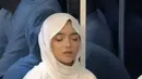Fuji pun tampak khidmah ketika pengajian. Saat itu, ia pun tampil flawless dengan riasan wajahnya. Mengaplikasikan blush on pink dan lipstik senada. Riasan mata dibuat soft tanpa eyeshadow berlebih.  [@fuji_an]