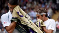 Ekspresi Novak Djokovic dan Roger Federer saat bertanding di final. (REUTERS/Toby Melville)