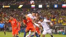 Sejumlah pemain Chile dan Kolombia berebut bola pada pertandingan semifinal Copa America Centenario 2016 di Soldier Field, AS, (22/6). Chile nantinya akan menantang Argentina di final Copa America Centenario 2016. (Dennis Wierzbicki/ USA TODAY Sports)