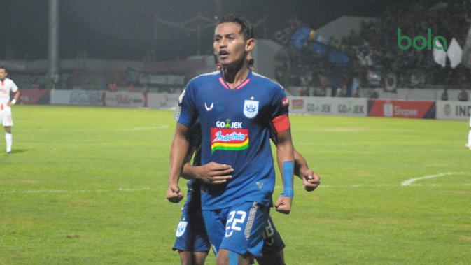 Ekspresi striker andalan PSIS Semarang, Hari Nur Yulianto usai mengoyak jala gawang Persija Jakarta di Stadion Moch Soebroto, Magelang, Minggu (26/5/2019) malam. (Bola.com/Vincentius Atmaja)