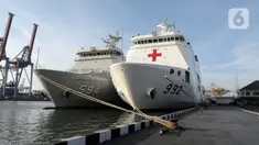 Kapal Rumah Sakit TNI AL KRI dr. Radjiman Wedyodiningrat-992 bersandar di Dermaga Markas Komando Lintas Laut Militer (Kolinlamil) TNI Angkatan Laut, Jakarta, Kamis (30/11/2023). (merdeka.com/Imam Buhori)