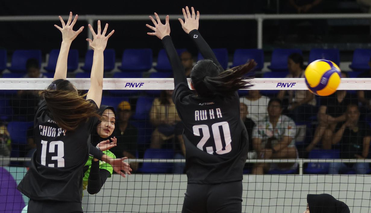 <p>Pemain Timnas voli putri Indonesia, Bela Sabrina (tengah) melepaskan spike yang berhasil menembus blok dua pemain Singapura, Jolyn Chua Xin Yi (kiri) dan Jolis Aw Xin Rui pada laga Grup B AVC Challenge Cup 2024 di Rizal Memorial Coliseum, Manila, Filipina, Jumat (24/5/2024). Indonesia menang 3-0 (25-14, 25-13, 25-14). (Asian Volleyball Confederation)</p>