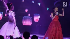 Aksi Putri asal Balikpapan dalam grand final Dangdut Academy 4 atau D'Academy 4 di Studio 5 Indosiar, Jakarta, Jumat (19/5). (Liputan6.com/Faizal Fanani)
