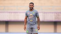 Pemain Persebaya Surabaya, Paulo Victor saat laga lanjutan BRI Liga 1 2023/2024 antara Dewa United melawan Persebaya Surabaya di Indomilk Arena, Tangerang, Sabtu (30/09/2023). (Bola.com/Bagaskara Lazuardi)