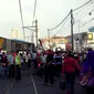 Badan Transjakarta yang melintang menutupi Jalan Gunung Sahari Raya, Jakarta telah dievakuasi. (Twitter TMC Polda Metro Jaya)