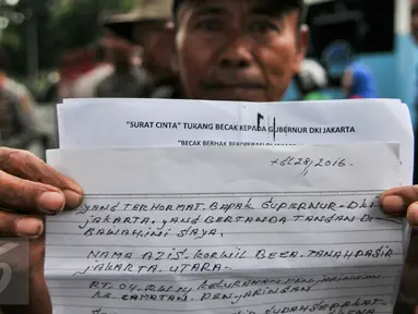 Seorang tukang becak menunjukkan isi surat untuk Gubernur DKI, Basuki Tjahaja Purnama saat melakukan unjuk rasa di Balai Kota Jakarta, Kamis (28/1). Aksi ini bermula sejak 200 becak ditertibkan Satpol PP pada awal Januari 2016. (Liputan6.com/Yoppy Renato)