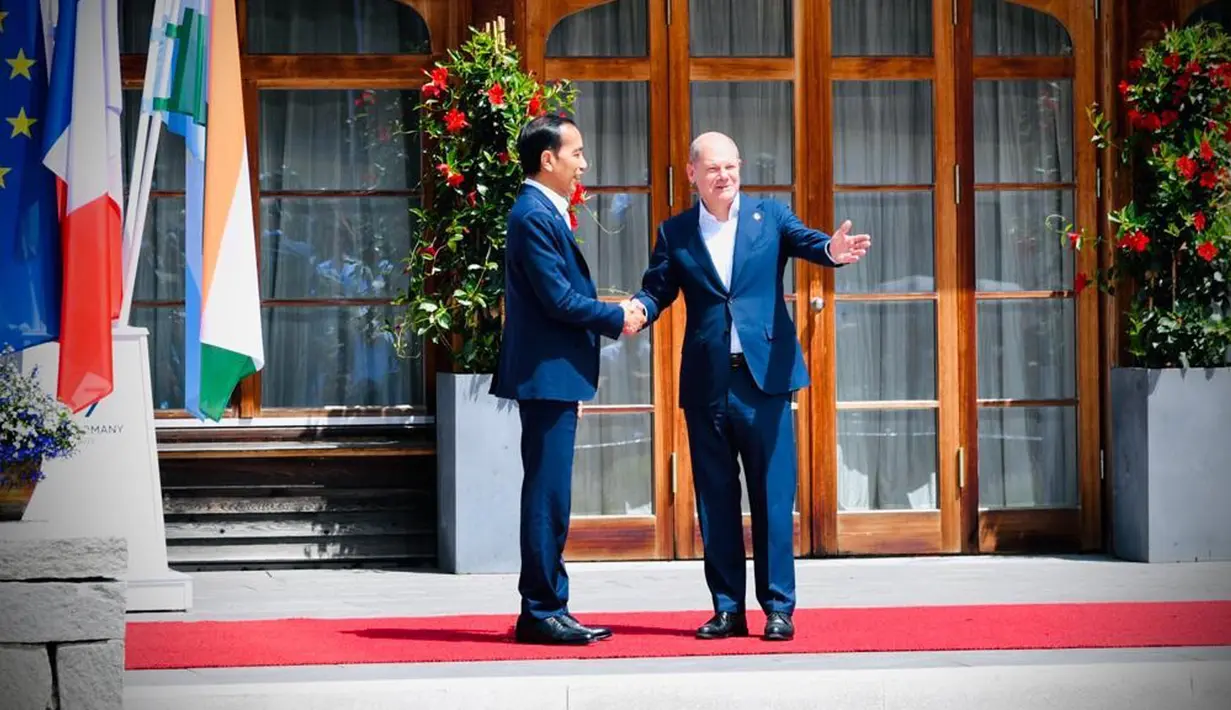 Presiden Joko Widodo atau Jokowi (kiri) disambut oleh Kanselir Jerman Olaf Scholz saat tiba di lokasi KTT G7, Schloss Elmau, Jerman, Senin (27/6/2022). Indonesia hadir sebagai negara mitra G7 sekaligus Presidensi G20. (Foto: Biro Pers Sekretariat Presiden)