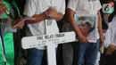 Anggota keluarga dan kerabat melakukan prosesi kebaktian pemakaman aktris senior Rima Melati di TPU Tanah Kusir, Jakarta Selatan, Sabtu (25/6/2022). Rima Melati meninggal dunia pada Kamis (24/6). Sebelum meninggal dia sempat dirawat lantaran komplikasi dan infeksi. (Liputan6.com/Angga Yuniar)