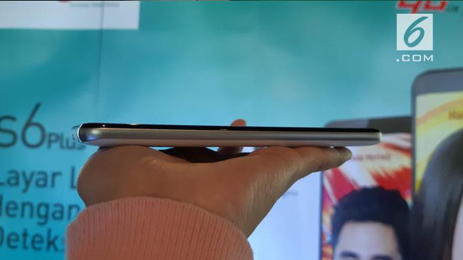 Penampakan sisi kiri smartphone Advan S6 Plus. (Liputan6.com/ Agustin Setyo Wardani)