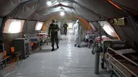 Tentara Iran bekerja di rumah sakit sementara khusus pasien virus corona COVID-19 di Teheran, Iran, Kamis (26/3/2020). Hingga Kamis (26/3/2020), kasus positif virus corona COVID-19 di Iran mencapai 29.406 orang dengan 2.234 pasien meninggal dunia dan 9.625 sembuh. (AP Photo/Ebrahim Noroozi)