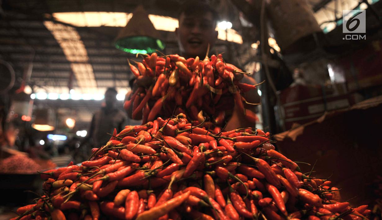 Pedagang memperlihatkan dagangan cabai di Pasar Induk Kramat Jati, Jakarta, Senin (8/7/2019). Harga cabai merah besar di pasar tersebut naik mencapai Rp55 ribu per kg, sedangkan cabai rawit menjadi Rp50 ribu per kg dan cabai rawit hijau pada kisaran Rp 60 ribu per kg. (merdeka.com/Iqbal S Nugroho)