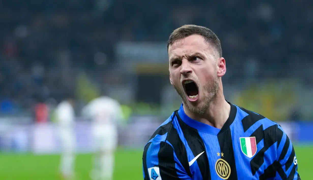 Pemain Inter Milan, Marko Arnautovic, melakukan selebrasi setelah mencetak gol ke gawang Fiorentina pada lanjutan Liga Italia di Stadion Giuseppe Meazza, Selasa (11/2/2025). (AP Photo/Luca Bruno)