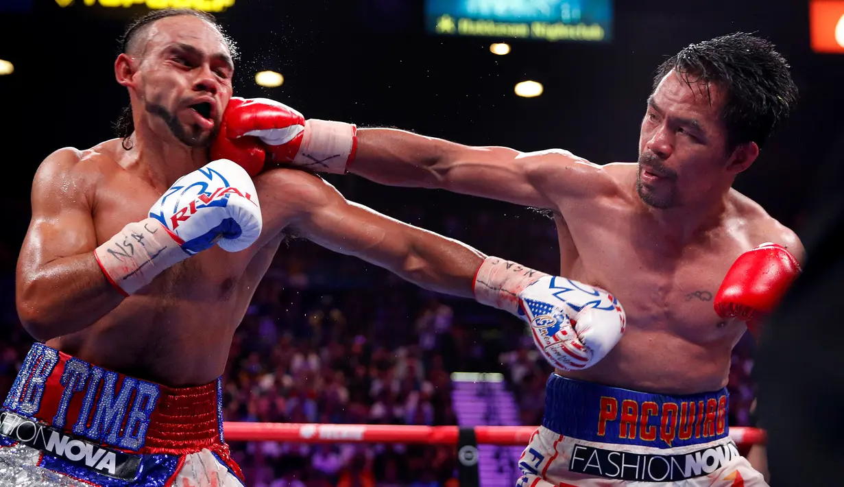 Petinju Manny Pacquiao (kanan) melancarkan pukulan ke arah Keith Thurman dalam pertarungan gelar tinju Super World kelas Welter WBA di MGM Garden Arena, Las Vegas, Sabtu (20/7/2019). Manny Pacquiao merebut sabuk juara WBA Super kelas welter dengan skor 115-112, 115-112, dan 113-114. (AP/John Locher)