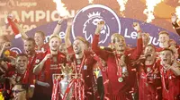 Pemain Liverpool, Virgil van Dijk (tengah kanan) ikut merayakan kemenangan timnya saat menjuarai Liga Inggris 2019/2020 di Anfield, Liverpool, Inggris, 22 Juli 2020. (AFP/Pool/Phil Noble)