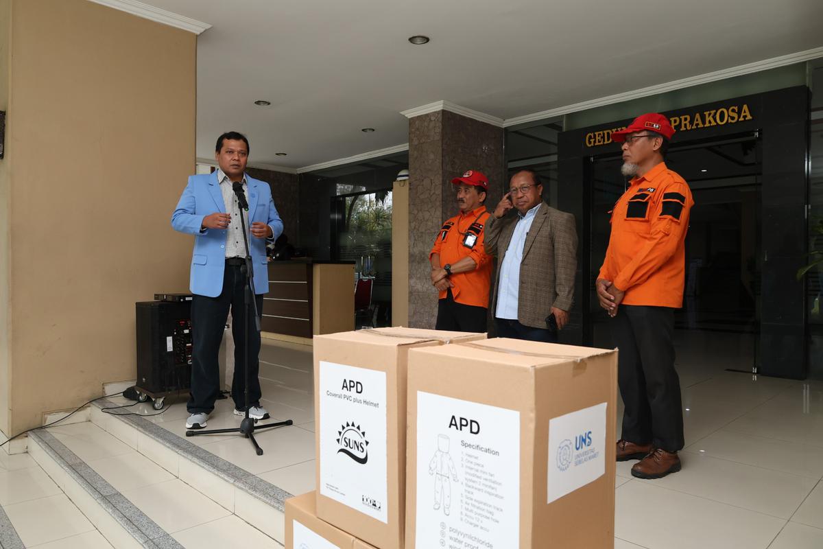 UNS kirim bantuan alat filtrasi udara untuk petugas saat menangani kebakaran hutan dan lahan. (merdeka.com/arie sunaryo).
