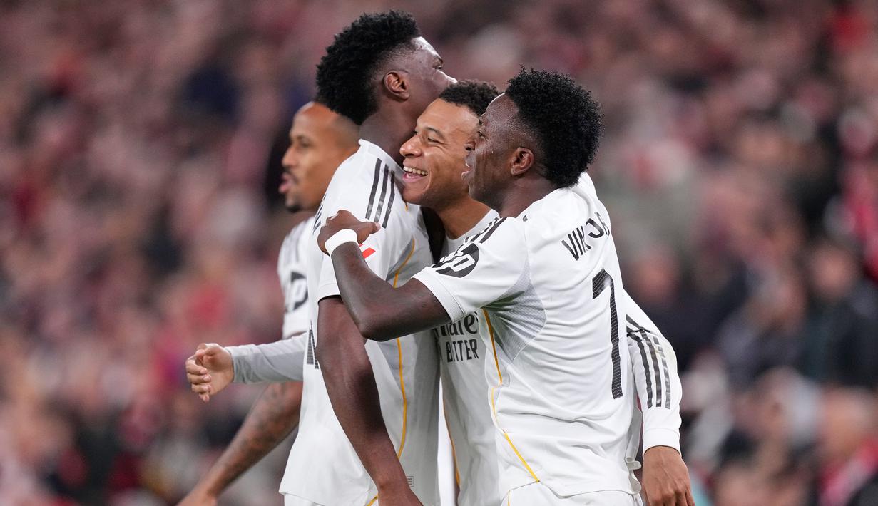 Pemain Real Madrid, Kylian Mbappe merayakan gol bersama rekan-rekannya dalam laga lanjutan Liga Spanyol 2025/2026 melawan Athletic Bilbao di Stadion San Mames, Bilbao, Spanyol, Rabu (03/12/2025). (AP Photo/Jose Breton)