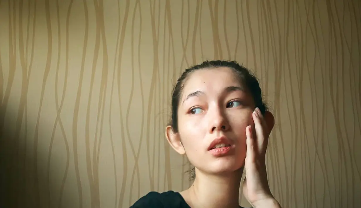 Devina Aureel sering mengunggah potretnya tanpa makeup. Gayanya santai dengan busana kasual tetap membuatnya tak kehilangan pesona. (Liputan6.com/IG/@devinaureel)