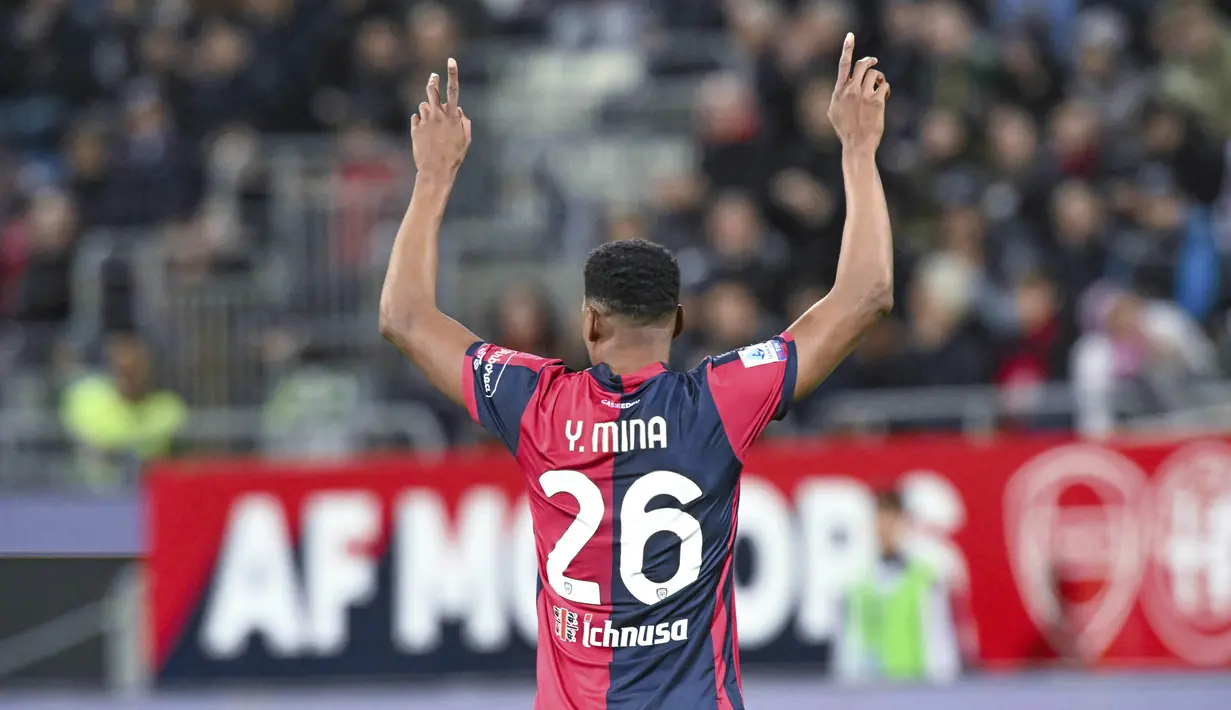 Pemain Cagliari, Yerry Mina, melakukan selebrasi setelah mencetak gol ke gawang Juventus pada laga Liga Italia di Stadion Unipol Domus, Sabtu (20/4/2024). (Gianluca Zuddas/LaPresse via AP)