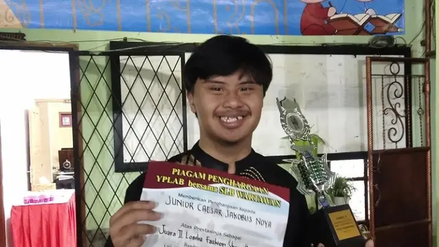 Junior Caesar J Noya, penyandang Down syndrome asal Bandung yang pandai bernyanyi. Foto: tangkapan layar Instagram junior_noya.