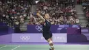 Pebulu tangkis tunggal putri Korea Selatan, An Se-young berusaha mengembalikan bola lambung saat menghadapi wakil Indonesia, Gregoria Mariska Tunjung pada laga semifinal nomor tunggal putri cabor bulu tangkis Olimpiade Paris 2024 di Porte de La Chapelle Arena, Paris, Minggu (4/8/2024). An Se-young menang rubber-game 11-21, 21-13 dan 21-16. (AP Photo/Kin Cheung)