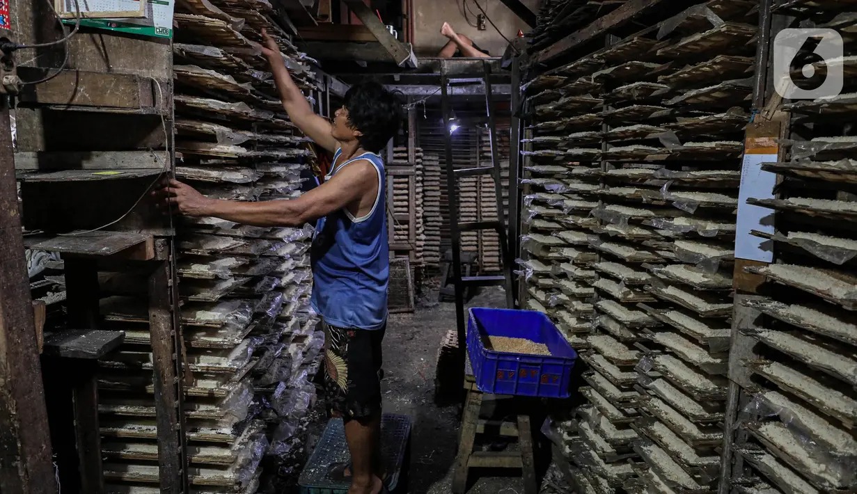 Presiden Jokowi juga mengapresiasi peningkatan kualitas produk UMKM, termasuk peningkatan kemasan dan branding, sebagai faktor penting dalam memperkuat daya saing dan kemampuan ekspor UMKM Indonesia. (Liputan6/Angga Yuniar)