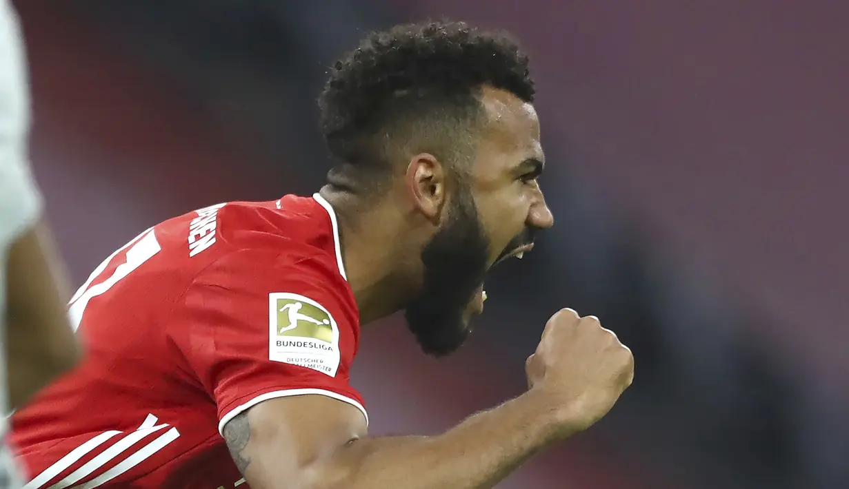 Striker Bayern Munich, Eric Maxim-Choupo Moting melakukan selebrasi usai mencetak gol pertama timnya ke gawang Bayer Leverkusen dalam laga lanjutan Liga Jerman 2020/2021 pekan ke-30 di Allianz Arena, Munich, Selasa (20/4/2021). Bayern Munich menang 2-0 atas Leverkusen. (AP/Matthias Schrader/Pool)