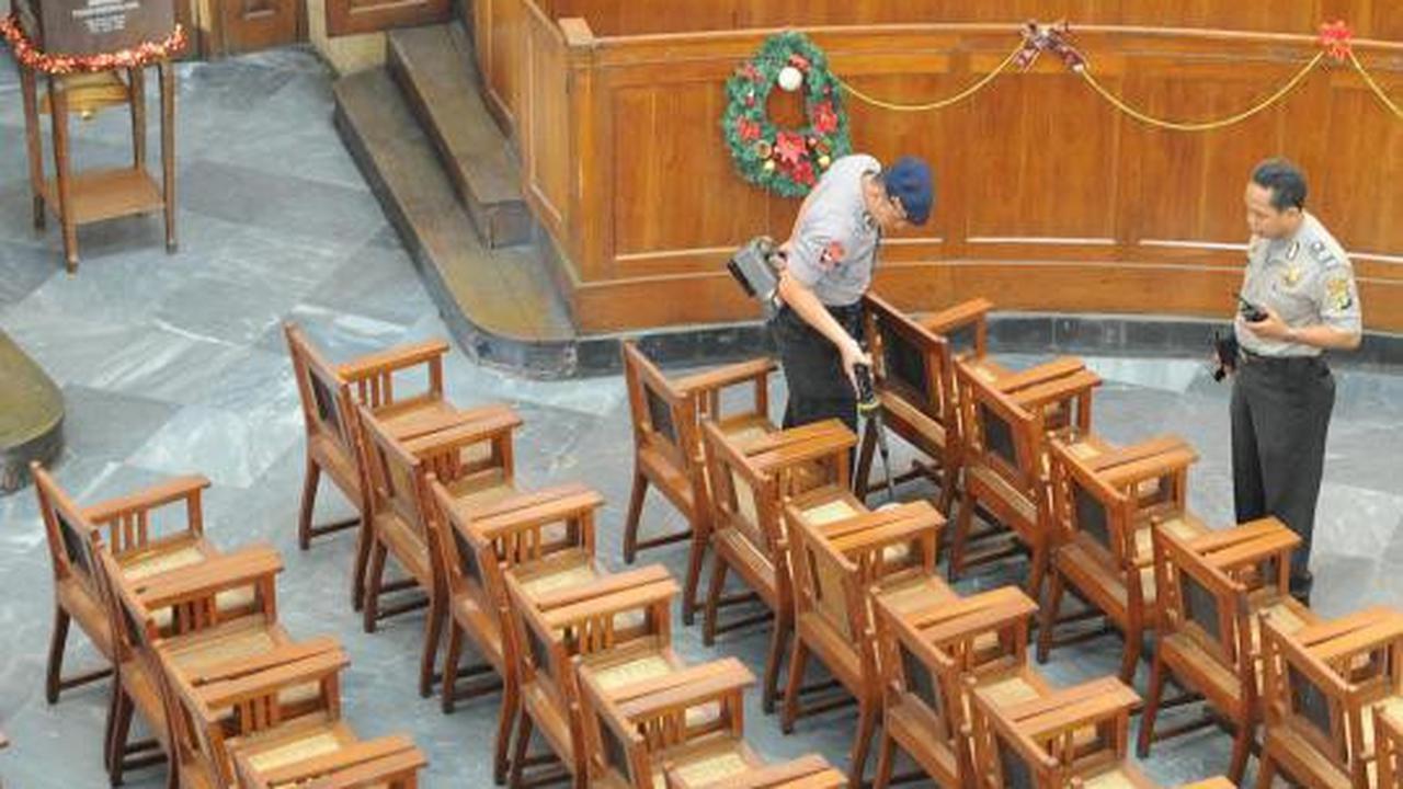Tim Gegana Polri melakukan penyisiran gereja